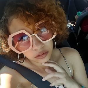 Meet your Posher, Nia